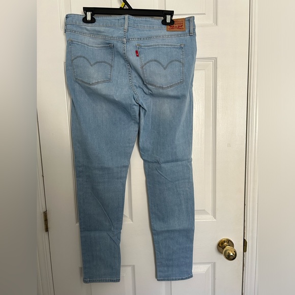 Light Wash 711 Skinny Levi’s Jeans - Picture 2 of 4